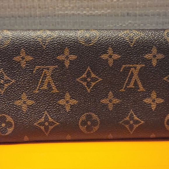 Louis Vuitton Classic Sarah Wallet - Picture 2 of 6